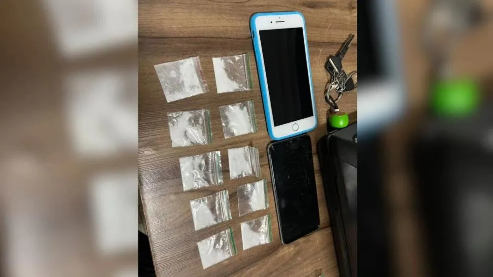 Celulares e porções de cocaína apreendidos pela PM durante a abordagem / Foto: Divulgação
